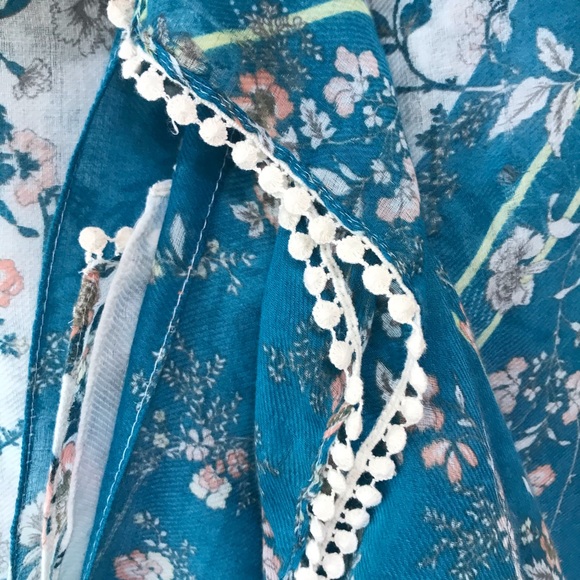Beautiful turquoise and white floral scarf - Picture 5 of 8